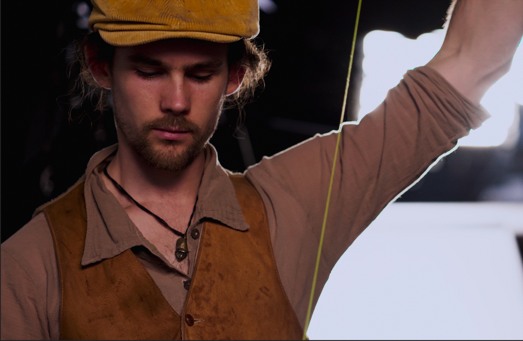 A performer concentrating in a still from Diabolo Tamer.